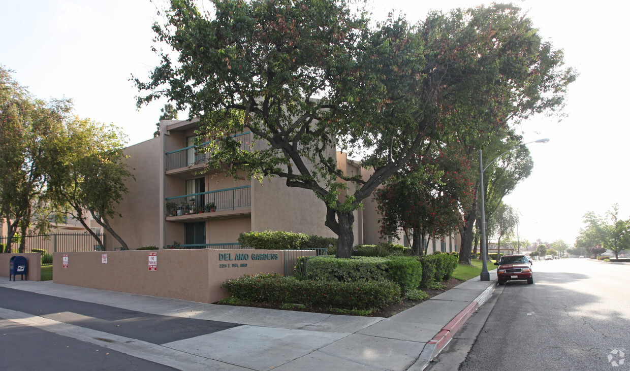 Foto del edificio - Del Amo Gardens