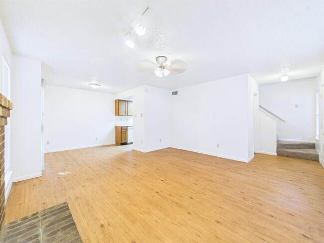 Foto del edificio - 8502 Lyndon Ln