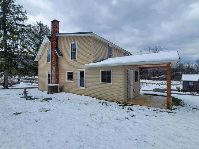 Building Photo - 3 Bedroom Home with 2-Car Detached Garage!