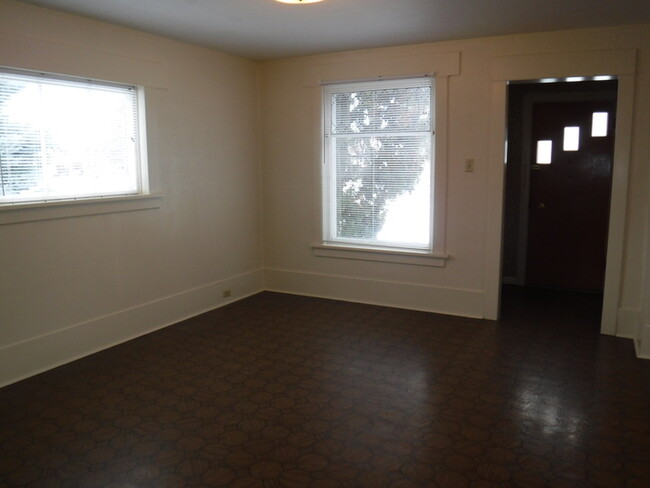 Building Photo - 805 Rollins St