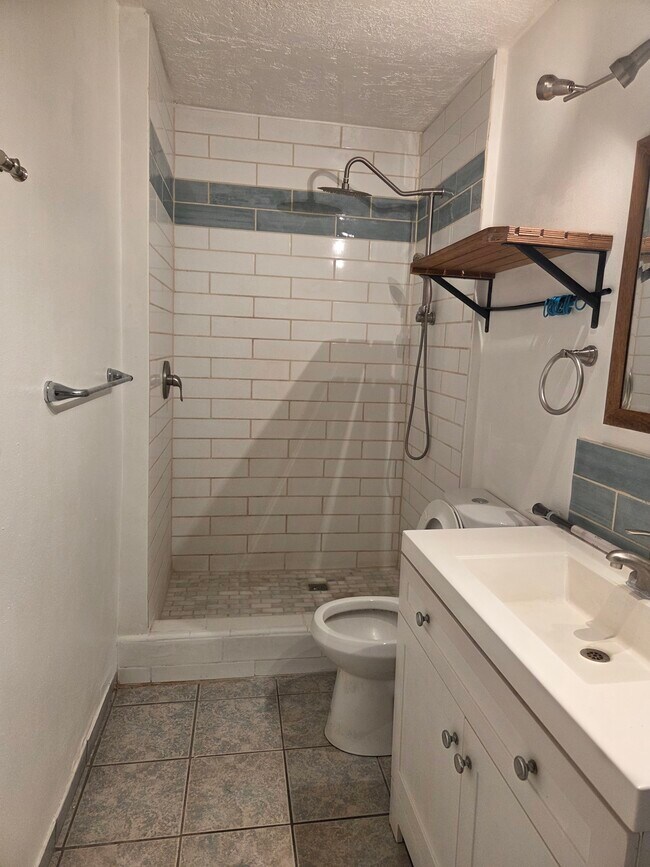 Foto del edificio - 621 Edith Blvd SE