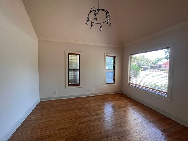 Building Photo - 2bed/1.5bath