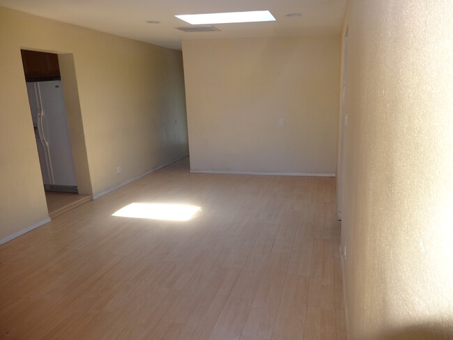 Building Photo - 5 BEDROOM TEMPE HOME NEAR ASU MAIN CAMPUS!...