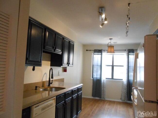 Foto del edificio - 512 Sharon Garden Ct