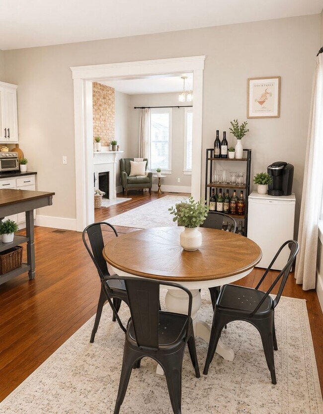 Foto del edificio - Renovated Modern Historic Home with Private Fenced Yard & Primary Suite