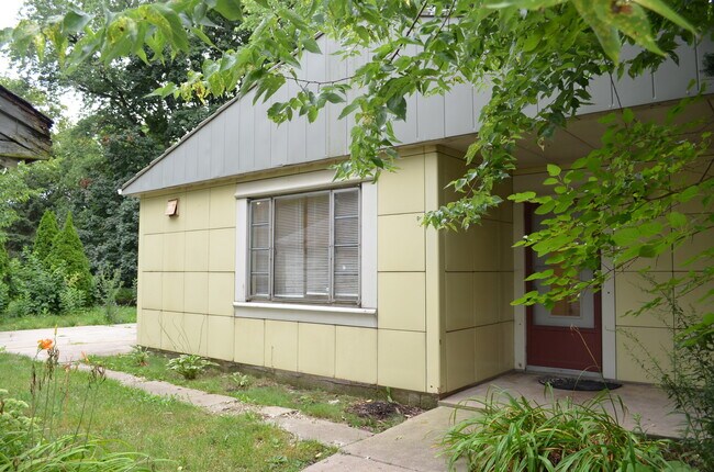 Building Photo - 905 Busse Rd