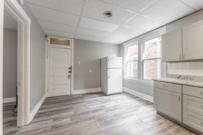 Building Photo - 2132 W Iowa St