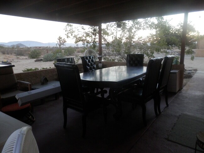 El patio cerrado cuenta con mesa y sillas. - 1050 Alta Ave