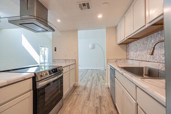 Foto del edificio - Cozy Upgraded Bungalow in Scottsdale – A M...