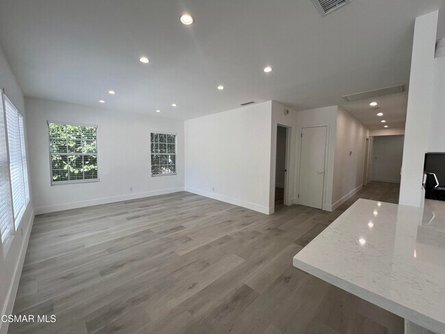 Foto del edificio - 4934 Enfield Ave