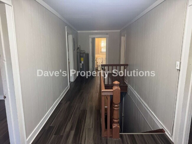 Foto del edificio - Move-In Ready Upstairs Unit | New Flooring, Eat-In Kitchen & Tons of Closets