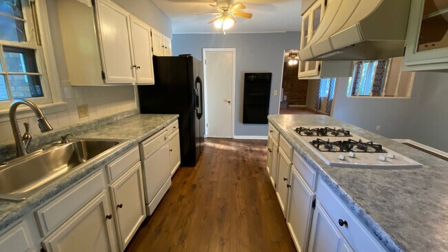 Foto del edificio - Spacious 3 Bedroom, 3 Bathroom Home