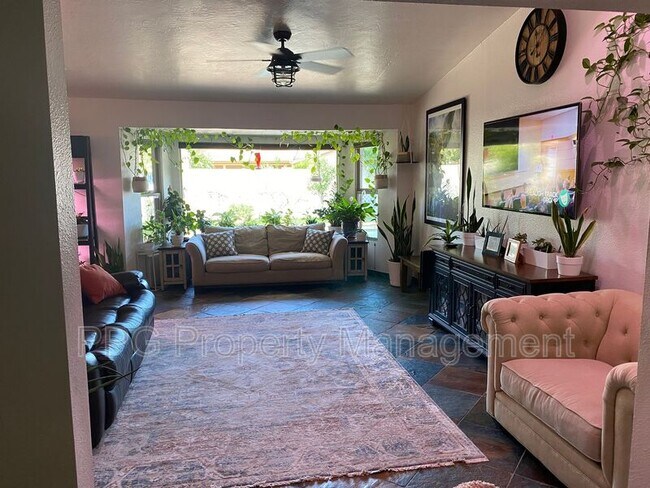 Foto del edificio - 2402 W Redfield Rd