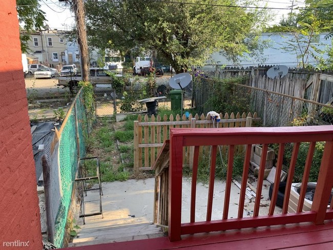 Building Photo - 3 br, 1 bath Apartment - 2112 W Saratoga St