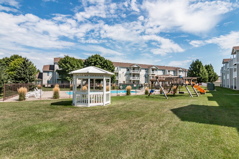 Piscina, patio y zona de juegos - Bennington Hill