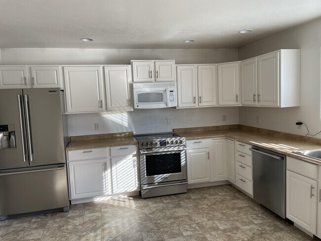 Building Photo - 735 7th Ave E