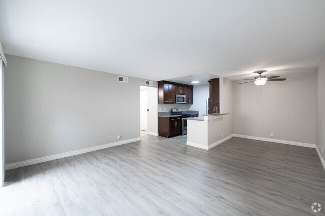 2BR, 2BA - 890SF - Dining Room - Chateau W6600