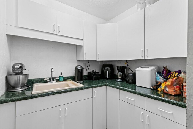 Foto del edificio - LAKE FRONT LOCATION IN THE HEART OF GAINES...