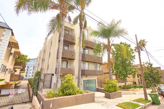 Foto del edificio - 1632 N Formosa Ave