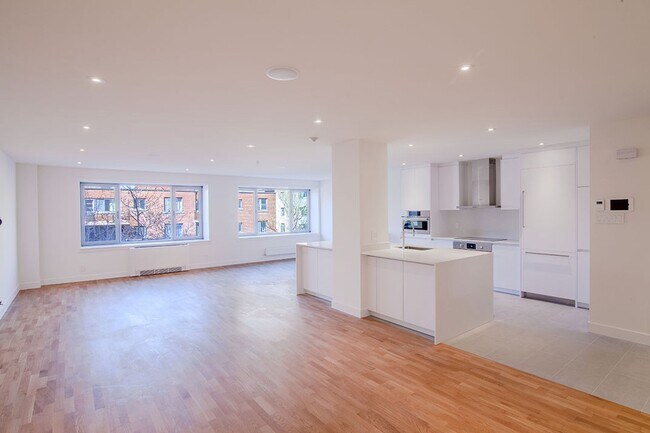 Building Photo - 3468 Rue Drummond