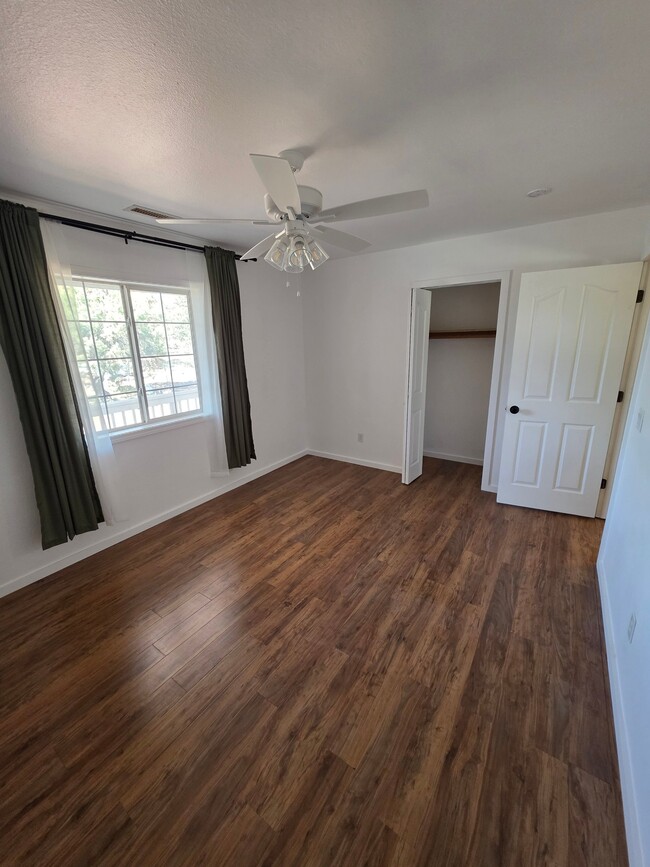 Foto del edificio - 7365 N Buck Ridge Rd
