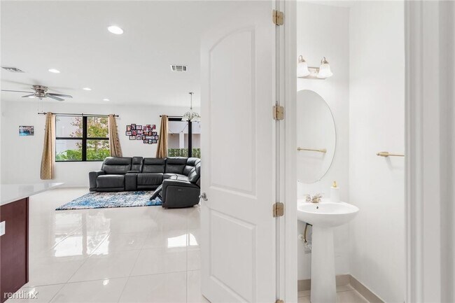 Foto del edificio - 3 br, 2.5 bath Townhome - 10015 Akenside Dr