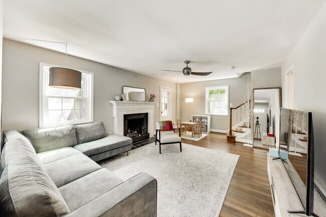 Foto del edificio - Classic Brick Colonial in the Heart of Berkshire