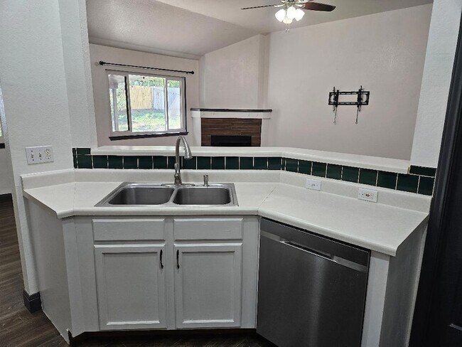 Foto del edificio - 214 Maple Ln