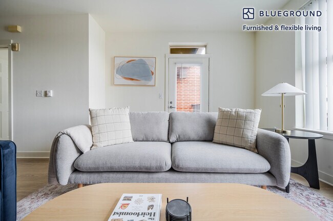 Building Photo - 11000 NE 10th St