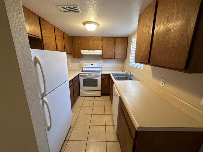 Building Photo - Cute 2 bedroom 2 bathroom Condo!