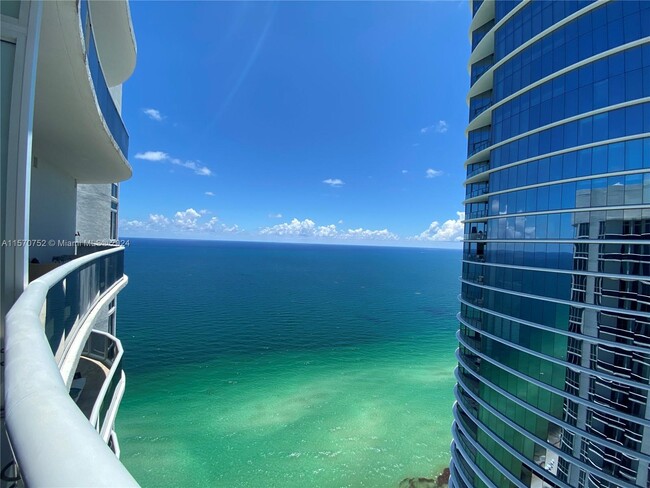 Foto del edificio - 15811 Collins Ave