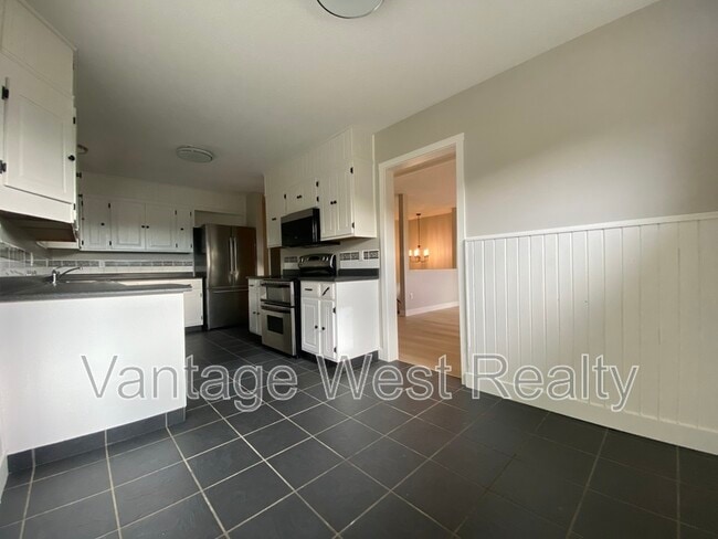 Building Photo - 166 Cariboo Rd