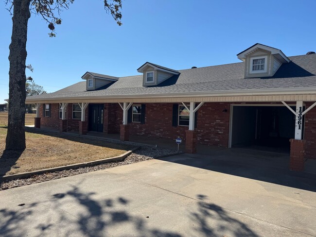 Building Photo - Sprawling 4 bedroom, 3 bath home on large ...