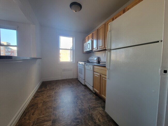 Building Photo - 1 Sadore Ln