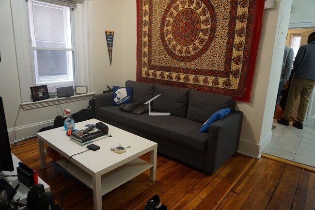 Foto del edificio - Large 2 bed unit on the Green Line with heat and water included!