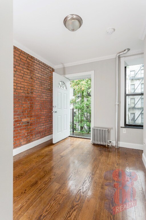 Foto principal - 422 E 9th St