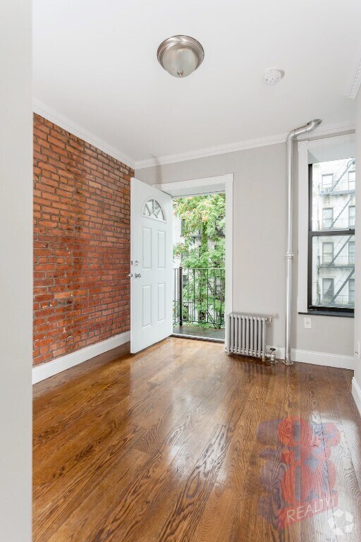 Building Photo - 422 E 9th St