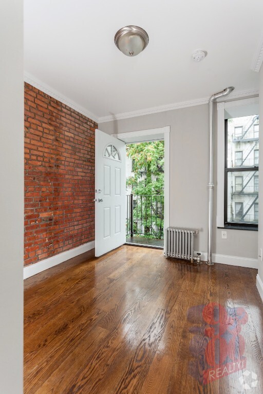 Building Photo - 422 E 9th St