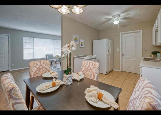 Building Photo - 2220 Eudine Dr W