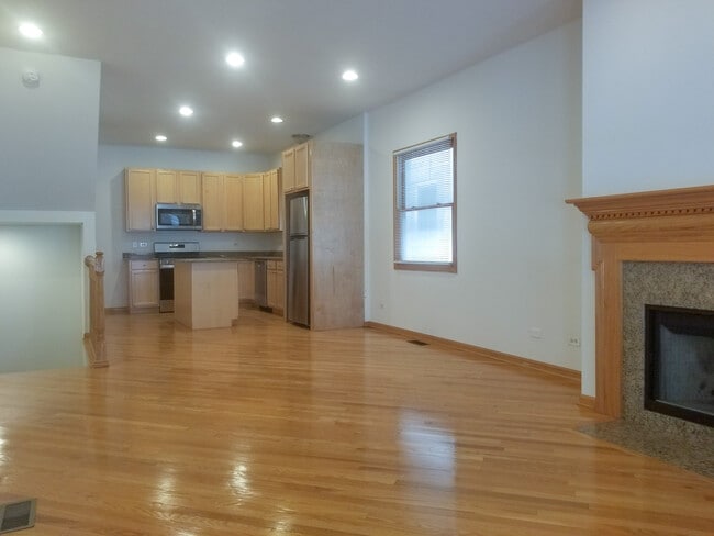 Building Photo - 1321 W Belmont Ave