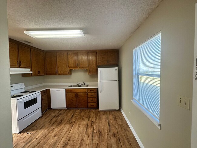 Building Photo - 2 Bedroom/1 Bath Duplex located in Hahira