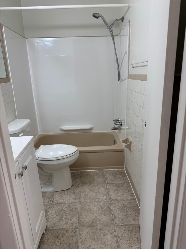 Building Photo - 1001 White Oak Rd