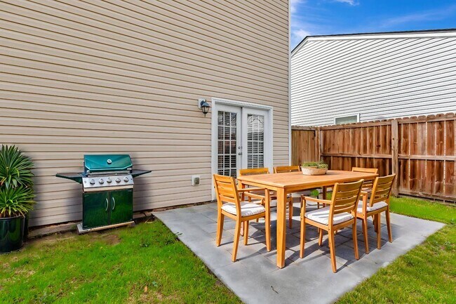 Building Photo - Lakes of Summerville