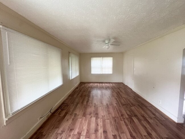 Foto del edificio - 1340 Burton Ave