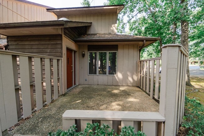 Building Photo - This newly remodeled house is the perfect cozy place to call home. It is 2 bed, 1.5 bath and pet ...