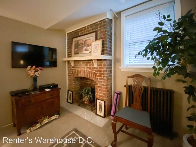 Foto del edificio - 1 br, 1 bath House - 906 D Street NE  # B