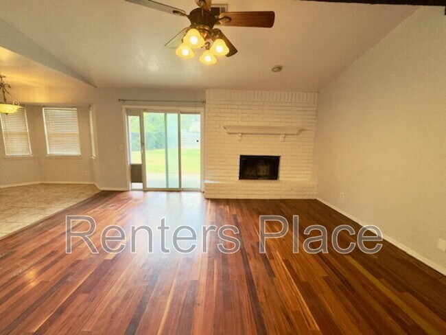 Foto del edificio - 212 E Austin St