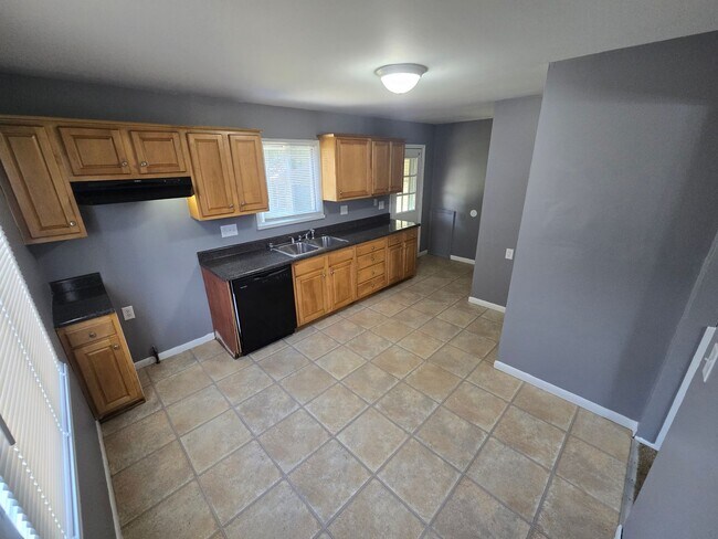 Building Photo - 3 Bedroom House