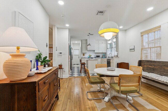 Foto del edificio - 5622 Charles Pl