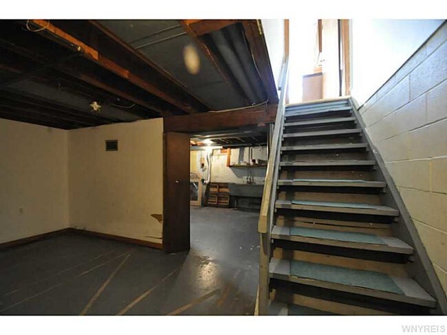 Building Photo - 512 Cayuga Rd